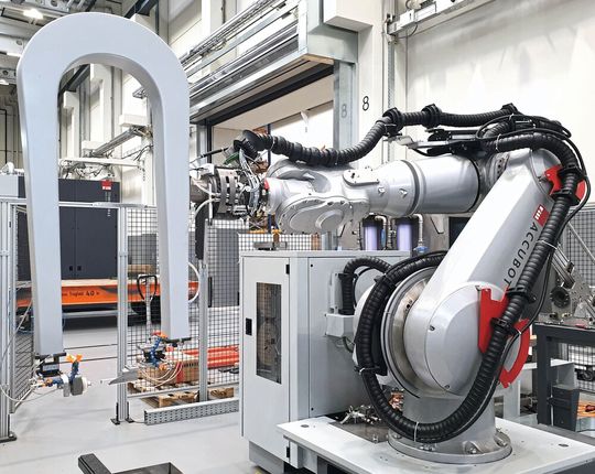 Prüfroboter für Kohlefaser-Verbundstoffe: Dieses Prüfsystem kommt in der Luft- und Raumfahrt zum Einsatz. Die Ultraschallprüfung ohne den Einsatz von Ultraschallgel oder Wasser bietet den Kunden großen Mehrwert, da das Bauteil nicht direkt berührt werden muss. Dieses Bild zeigt einen Aufbau in Durchschallung, auch einseitige Puls-Echo Anordnungen sind möglich.(Bild:  Xarion)