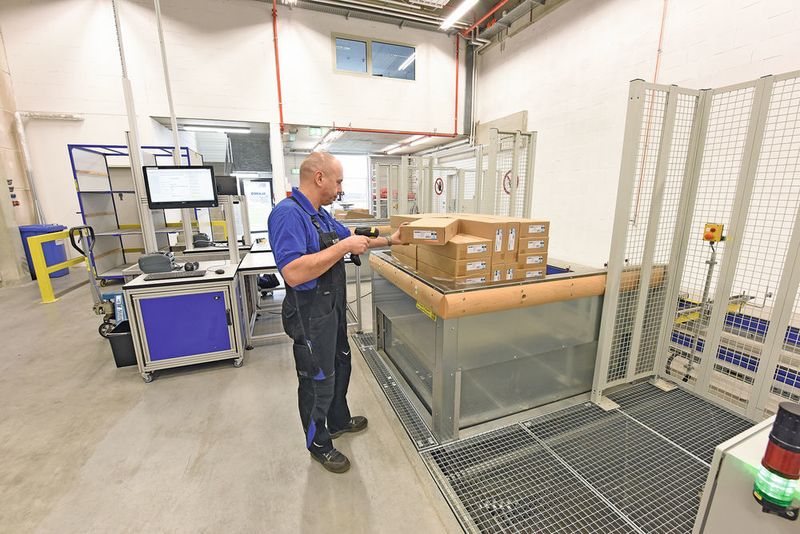 Die Kommissionierung von Kleinteilen erledigen Mitarbeiter an zwei mit Hubtischen ausgestatteten Depalettier-Arbeitsplätzen, die direkt aus dem HRL mit Ware versorgt werden. (SSI Schäfer)
