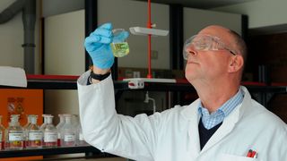 Professor Dr. Manfred Sietz ist es gelungen, die Herstellung von Ethanol aus konzentrierten Zuckerlösungen durch die Zugabe des Nanogold-Katalysators um mehr als 60 % zu beschleunigen. (Bild: TH OWL)