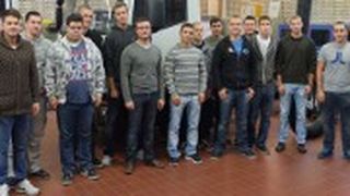 Die Abiturienten starten motiviert in ihre verkürzte Kfz-Ausbildung. (Foto: Heinrich-Lanz-Schule)