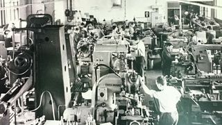 Am Standort Carl-Peters-Straße in Korntal arbeiteten in den 50er-Jahren rund 60 Mitarbeiter dicht an dicht.  (Göltenbodt technology GmbH)