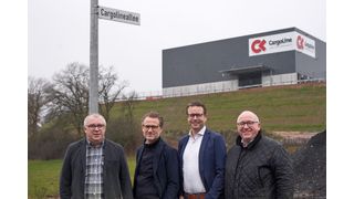 Vor dem neuen Zentral- und Europa-Hub von Cargoline in Niederaula. Von links: Standortleiter Uwe Heinbach, Cargoline-Gesellschaftervertreter Torsten Huberti, Uwe Lachmann (Geschäftsführer Hartmann International), nebst Cargoline-Geschäftsführer Bernd Höppner. (Bild: www.guenther-fotodesign.de / Cargoline)
