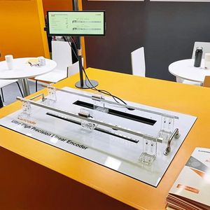 LSMS-LF from Luxcode: The linear encoder achieves a precision of ±0.5 mm per meter over measurement distances of up to 2.5 km, protected according to IP65/IP67.(Image: Manuel Christa/VCG)