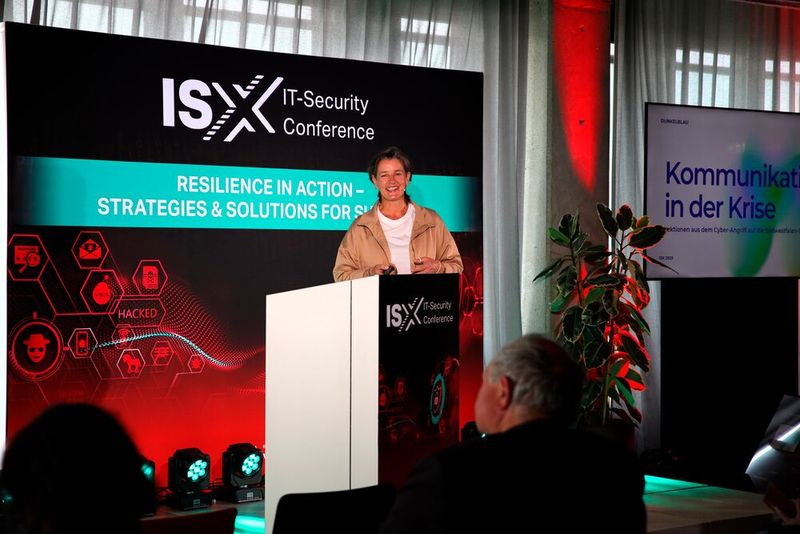 Und Janka Kreißl, Partnerin bei der Krisenkommunikationsagentur Dunkelblau, hat Lektionen aus dem Cyberangriff auf Südwestfalen-IT mitgebracht. (Bild: Vogel IT-Akademie)