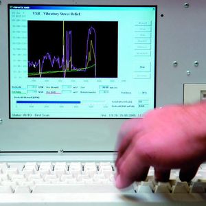 Bild 3: Behandlungsprotokoll einer Vibrationsbehandlung. Der Spannungsabbau gleicht der einer natürlichen Werkstückalterung.