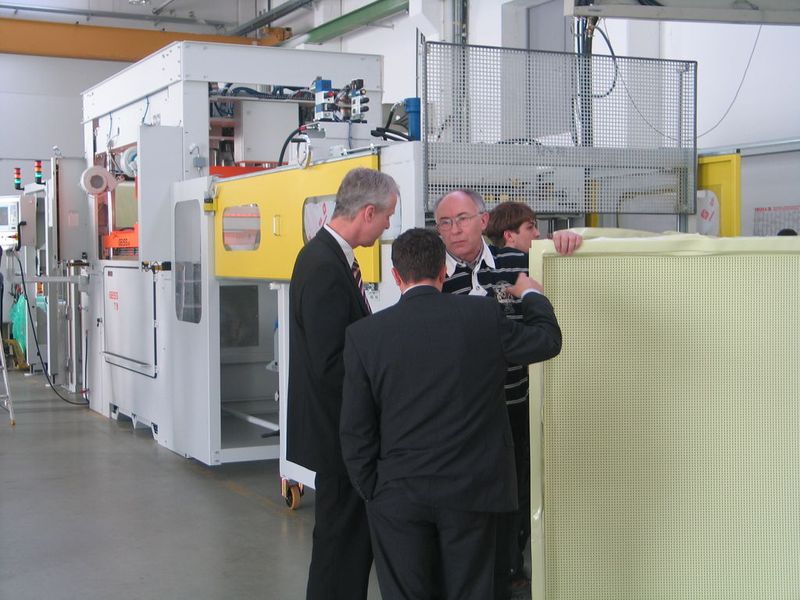 Bild 7: Im Rahmen eines Workshops des Maschinenherstellers Geiss beurteilten Thermoformer das Herstellungsergebnis - die Kernstruktur der Sandwichplatten vor der Bearbeitung in der nachnachfolgenden Schneid- und Stanzstation. (Archiv: Vogel Business Media)