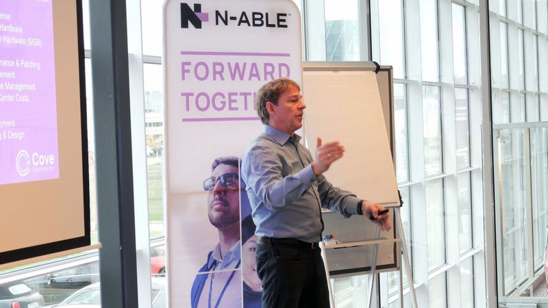 Stefan Voss (VP Product Management, N-able) zeigt Updates und Neuerungen bei N-able Cove. (Bild: N-able)
