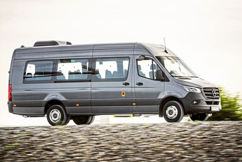 Der Sprinter Transfer ist als Schul-, Crew-, Transfer- oder Reisebus vielfältig einsetzbar. (Daimler)