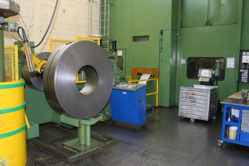 ((Bild 6)) Auf großen Stufenpressen fertigt Mann+Hummel unter anderem Gehäuse, Mittelrohre und Gewindedeckel für Wechselfilter. Die Maschinen müssen dazu rund um die Uhr mit Coils versorgt werden. Bilder: Corban (Archiv: Vogel Business Media)