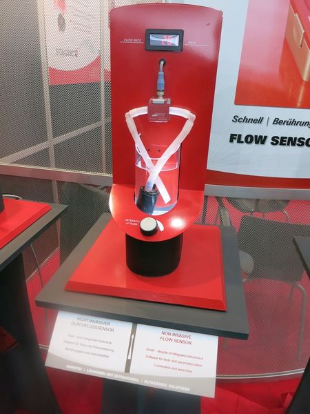 ... stellt unter anderem einen nicht-invasiven Durchflusssenor aus. Er arbeitet berührungslos und verschleißfrei. (Bild: Schäfer)