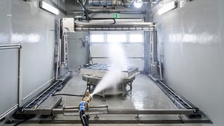 Das Bild zeigt eine Prüfkammer des TÜV Rheinland. In dieser können Akkus kontrolliert belastet und überlastet werden. (Bild: TÜV Rheinland/Oliver Tjaden)