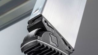 Ein Plus an Arbeitssicherheit und Flexibilität bietet die neue Generation des Leiterschuhs Nivello der Günzburger Steigtechnik, der eine patentierte 2-Achsen-Neigungstechnik im integrierten Gelenk und ein neues Konzept von wechselbaren Fußplatten bietet. (Günzburger Steigtechnik)