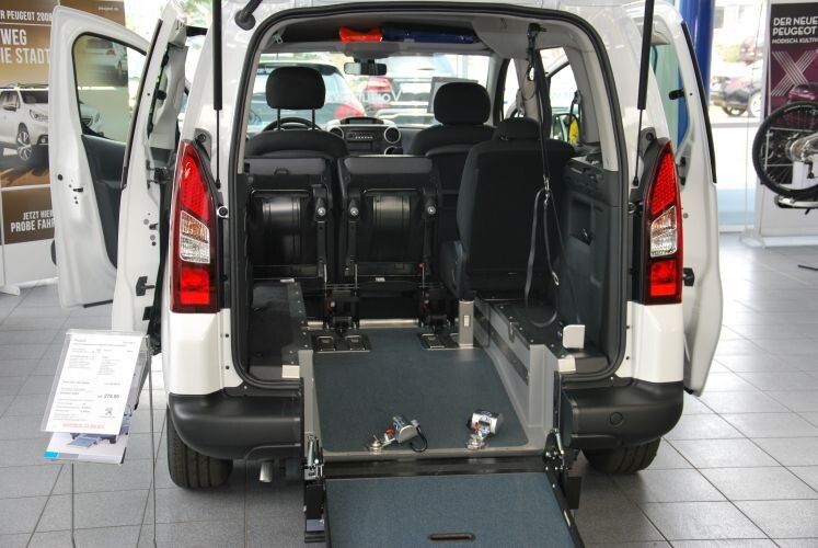 ...oder Aufzüge für Behindertenfahrzeuge: Im Löwen-Centrum werden die Zubehörartikel ins rechte Licht gesetzt. (Foto: Wenz)