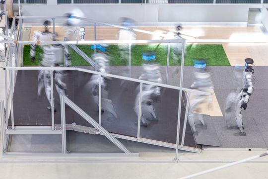 Durch Bewegungen mit verschiedenen Laufwegen auf einer Rampe wird die Fähigkeit zur Selbststabilisierung untersucht.(Bild:  Fraunhofer IPA/Rainer Bez)
