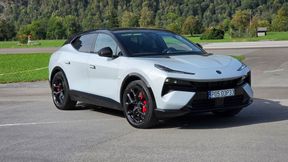 Den Plug-in-Hybriden Lotus Eletre X gibt es in zwei Varianten: Die Einstiegsversion H550 startet preislich bei 96.990 Euro. Damit kostet das Modell 3.000 Euro weniger als das vollelektrische Pendant Eletre 600.  (Bild: Mauritz – VCG)