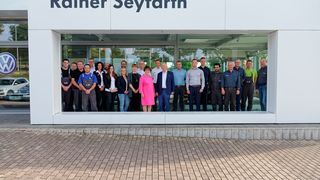 Das Unternehmerpaar Rainer und Marils Seyfarth (in der Mitte) mit ihrem Team.  (Bild: Schreiner/»kfz-betrieb«)