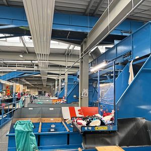 In der zweiten Vorsortierung wird die Ware an 16 Arbeitsplätzen in 32 verschiedene Sorten 
aufgeteilt.  (Bild: Rex Automatisierungstechnik GmbH)