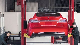 Mit ihrer cleanen Optik ähneln die Tesla-Service-Center den Shops der Marke. Ölflecken sind ja auch nicht zu befürchten. (Bild: Tesla)