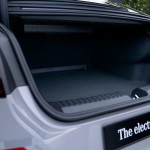 Der Kofferraum schluckt 470 Liter, die Rücksitzlehnen sind elektrisch umklappbar und erweitern die Variabilität enorm.(Bild:  Mercedes-Benz)