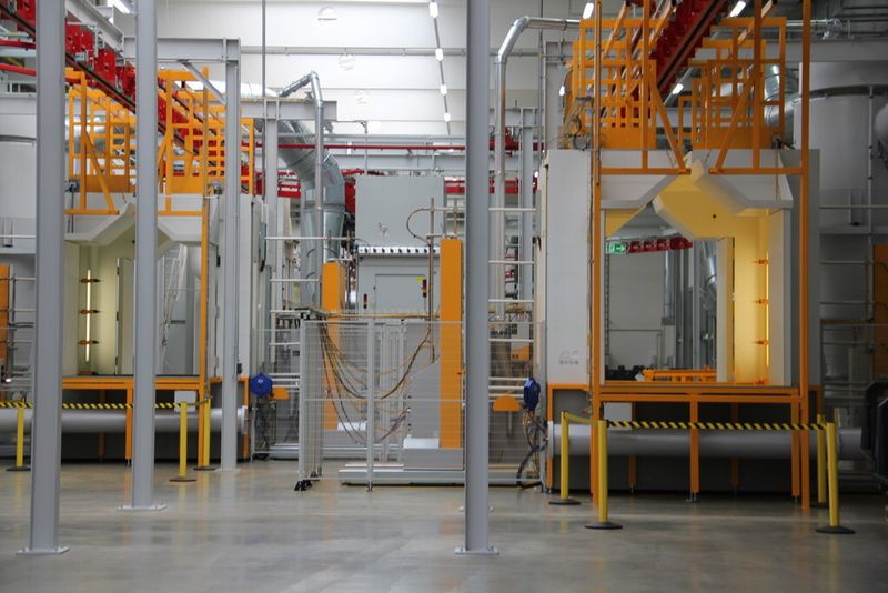 Nach dem Strahlen erfolgt die Pulverbeschichtung in zwei Automatikkabinen. (Bild: Itasse)