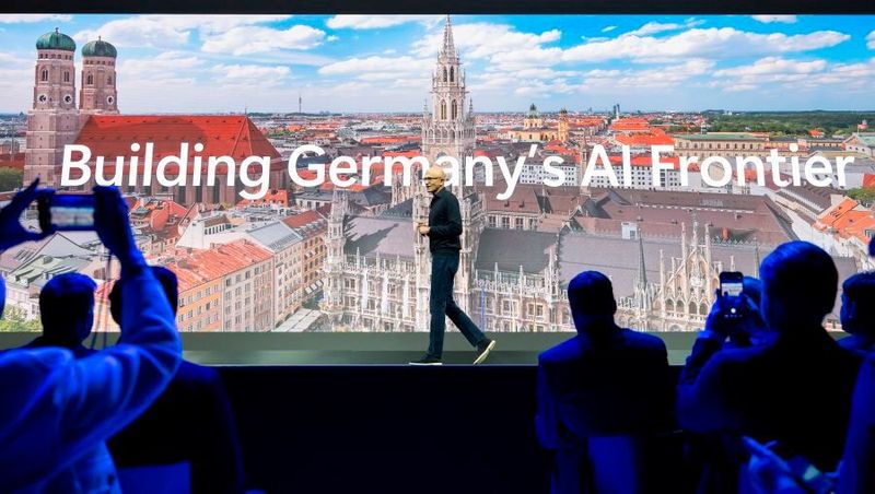 Hoher Besuch in München: Satya Nadella zeichnet vor rund 1.700 Teilnehmenden auf Microsofts AI Tour seine Vorstellung von „souveräner Intelligenz“, Sovereign Cloud und wertbringendem Einsatz von KI‑Agenten.(Bild:  MCSC 2026)