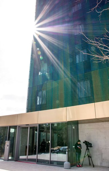 ...deren anodisierte Metalloberfläche sich im wechselnden Tageslicht sowie bei unterschiedlichen Temperaturen in einem changierendem Farbenspiel mit Grün, Gold und anderen Farben präsentiert. (konstruktionspraxis/Richter)