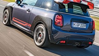 Der Mini John Cooper Works GP ist für die Rennstrecke gemacht, kann aber auch Straße. (Bild: Mini)