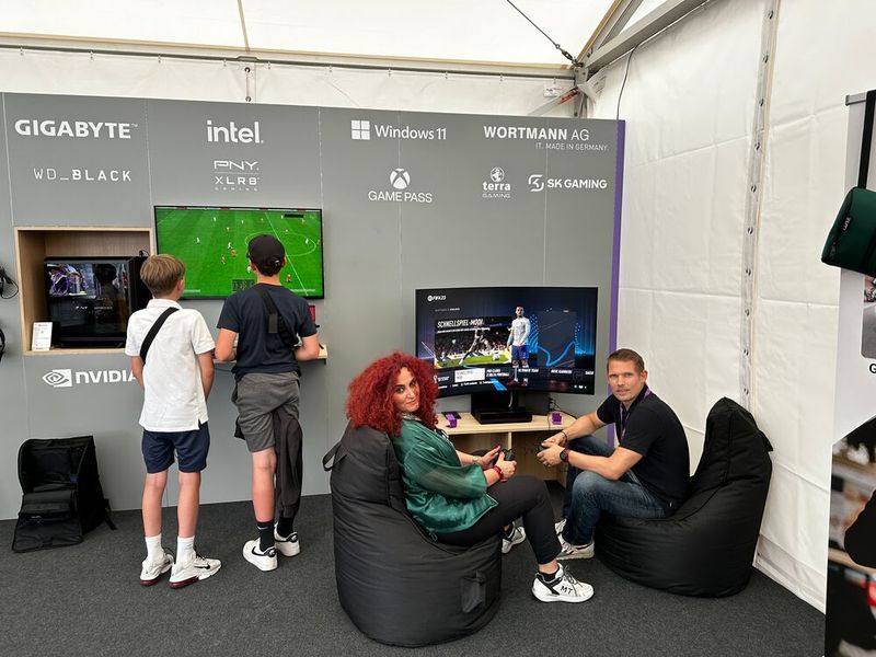 In den Spielpausen zocken Besa (IT-BUSINESS) und Christian Wiechert (WORTMANN) eine Runde FIFA. (Bild: Vogel IT-Medien)