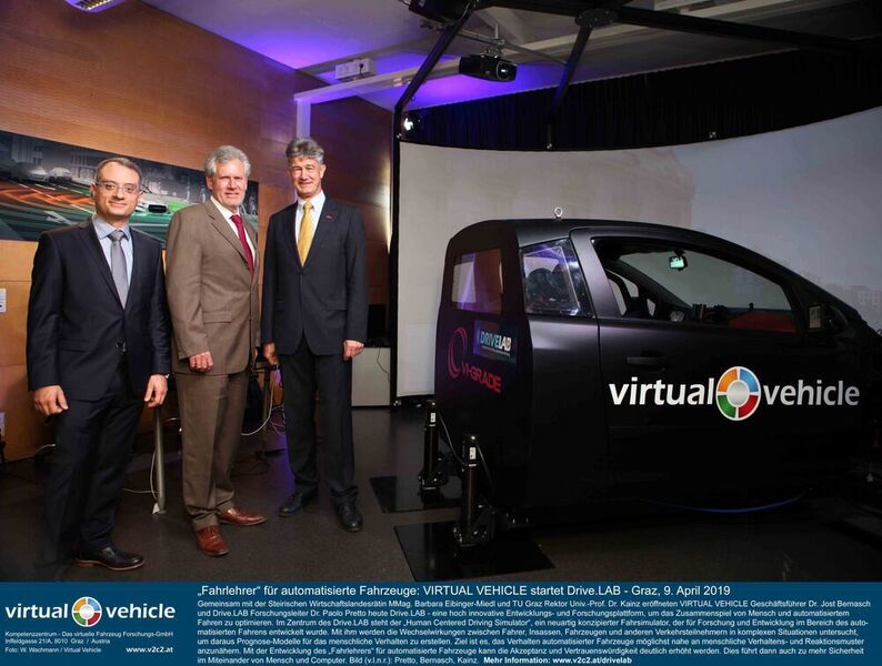 Der „Human Centered Driving Simulator“ (v.l.): Dr. Paolo Pretto (Drive-Lab), Dr. Jost Bernasch (GF Virtual Vehicle), Prof. Harald Kainz (Rektor der Technischen Universität Graz). (Virtual Vehicle)