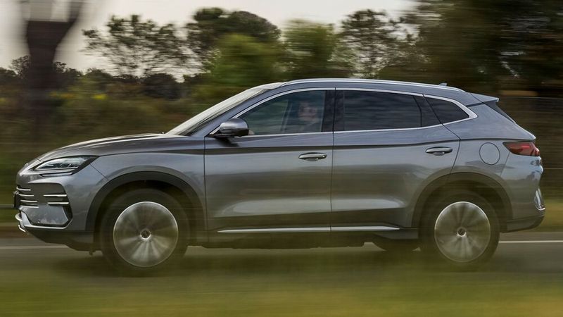 Das fast 4,80 Meter lange Gefährt sieht aus, wie moderne SUV heutzutage aussehen. Aber so richtig ins Gedächtnis brennt sich das Design des Plug-in-Hybriden nicht. (Bild: BYD)