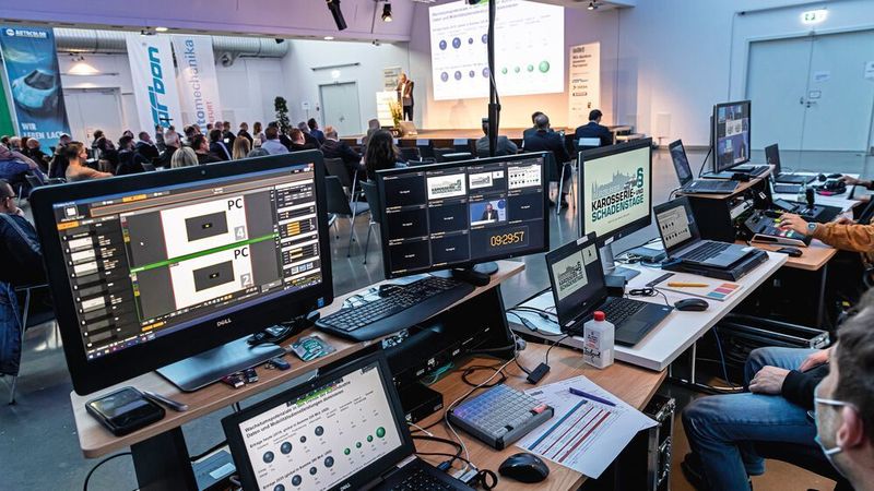 Das Live-Streaming für die rund 100 online zugeschalteten Teilnehmer erforderte massives technisches Know-how. (Stefan Bausewein)