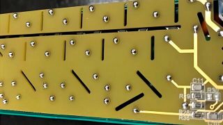 Abbildung 1: Beispiele für „Entlastungsaussparungen“ auf einer Leiterplatte (Bild: Advanced Energy)