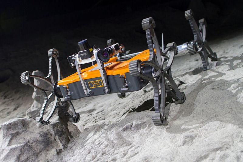 Der Mikro-Rover Coyote III fährt auf dem künstlichen Mondkrater in der Weltraum-Explorationshalle des DFKI Robotics Innovation Center in Bremen. (DFKI / Annemarie Hirth)