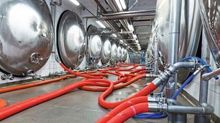 Robust, flexibel, lebensmittelecht: Spezialschläuche von Continental in der Oettinger Brauerei in Mönchengladbach. (Bild: Thomas Boellinghaus/Continental)