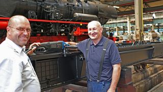 Peter Schneider (rechts), Schlossermeister in der Kesselschmiede des Dampflokwerks Meiningen, ist sich mit Michael Fritzsche, technischer Berater bei Trumpf, einig: Der neue Kantenfräser Trutool TKA 1500 erhöht die Produktivität bei der Schweißkantenvorbereitung deutlich.  (Bild: Trumpf / kk-PR)