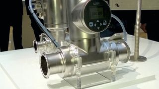 Das Durchflussmessgerät Flowave von Bürkert kommt ohne Sensorelemente im Messrohr aus. Es wurde auf der Hannover Messe 2014 vorgestellt. (Bild: D. Quitter, konstruktionspraxis)