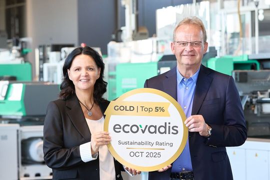 Proud of the Ecovadis Gold 2025 award: Managing Partners Juliane and Michael Hehl.(Source:  Arburg)