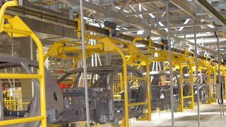 EHB werden häufig in der Automobilproduktion eingesetzt, wie hier für den Karossentransport, oder auch in der Endmontage. (Rofa)