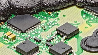 Umspritzen: Die Overmolding-Technik ersetzt in der automobilen Serienproduktion Elektronikgehäuse. (Vitesco Technologies)