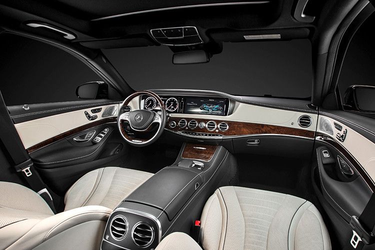 „Optische Weite und formale Ruhe“ verspricht Mercedes mit dem Innenraumdesign. Das Holzzierteil ordneten die Designer bewusst tief an – um eine zweite Ebene des Cockpits zu erschaffen. Eine weitere Besonderheit ist die Ambientebeleuchtung... (Foto: Daimler)