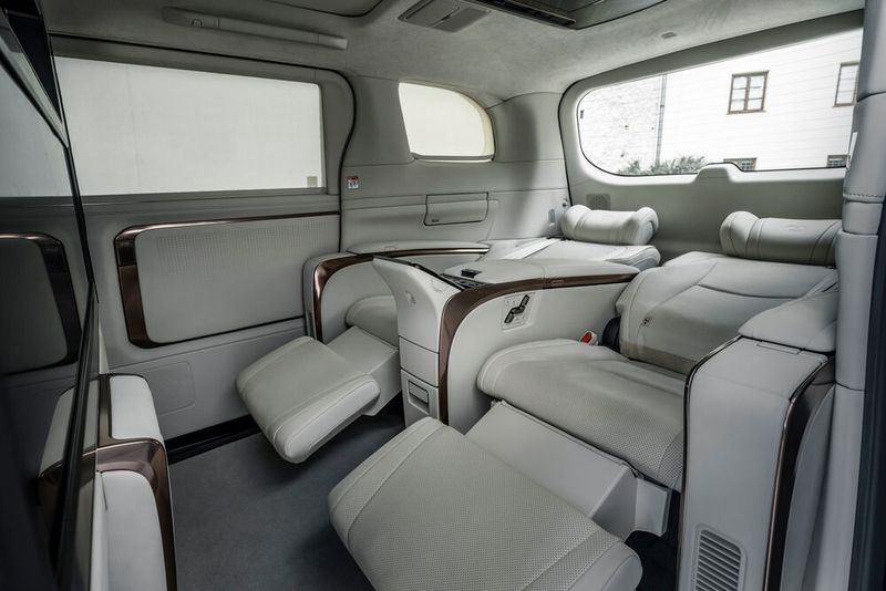 Die Sitze im Fond des LM Luxury lassen sich auf Wunsch zu Entspannungsliegen umwandeln. (Bild: Lexus)