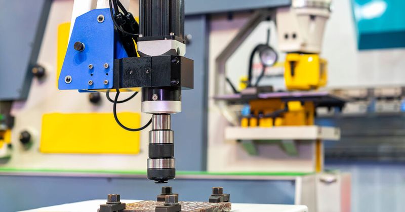 Servoantrieb im Einsatz: er verspricht exakte Positionierung und hohe Dynamik.(Bild:  Surasak - stock.adobe.com)