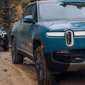 Während Rivian an den Börsen ein wildes Auf und Ab erlebt, kommt die Produktion des R1T nur langsam in Gang.(Bild:  Rivian)