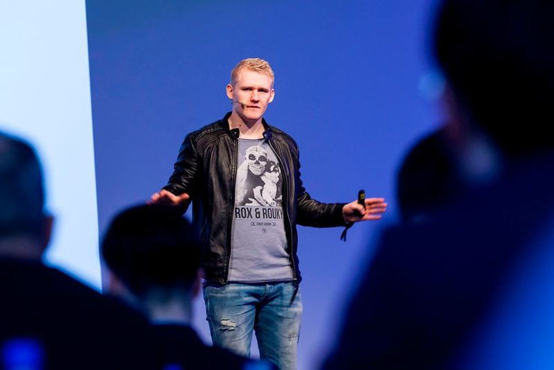 Dominic Multerer ist Marketingfachmann, Managementtrainer, Vortragsredner und Buchautor. Er machte den Besuchern des Deutschen Remarketing Kongresses klar, wie wichtig es ist, Klartext zu reden. Das schafft Orientierung für sich selbst und für die Mitarbeiter. (Stefan Bausewein)