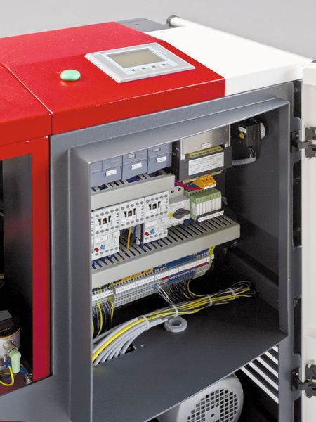 Bild 2: Das Bedienpaneel  ist leicht angeschrägt und ergonomisch im Sichtfeld angebracht. Die Steuerung der Maschine erfolgt über den einfach bedienbaren, berührungsempfindlichen Bildschirm.  (Bild: Müller)