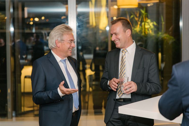 Hans-Jürgen Fockel (l., LANOS Computer) im Gespräch mit Klaus Bechtold (REINER SCT) (REINER SCT)