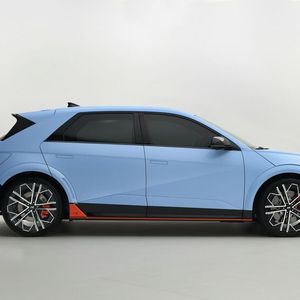 Auf den geschmiedeten 21-Zoll-Alu-Rädern sitzen 275/35R21 Pirelli P-Zero-Reifen.(Bild:  Hyundai)