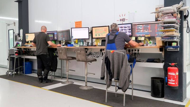 Die insgesamt 100 Mitarbeiter bedienen ebenso viele Tablets, 40 PCs und zehn Diagnosetester. (Bild: Diehl – VCG)