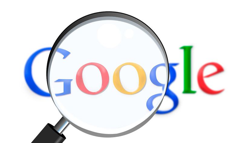 Den Unternehmensnamen Google haben die Informatiker von einem Begriff aus der Mathematik abgeleitet. Googol steht für eine Zahl, die sich aus der Ziffer 1 und 100 Nullen zusammensetzt. 
