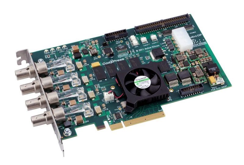 Active Silicon wird auf der Messe mit Firebird-Quad CXP-6, dem ersten Highspeed-CoaXPress-Framegrabber, aufwarten. 4 Koax- kabelanschlüsse stehen zur Verfügung, wobei jeder Kanal 6,25 Gbit/s downlink sowie 20,8 Mbit/s uplink bietet.  (Bild: Messe Stuttgart)